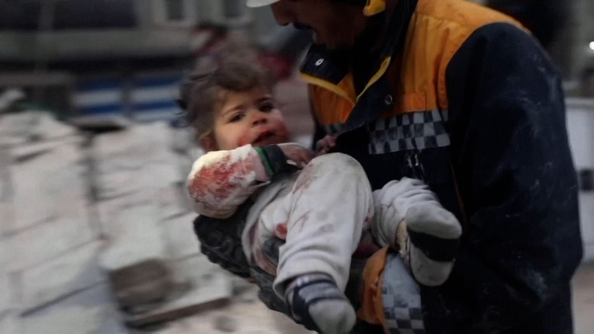 Syrští záchranáři vytáhli po zemětřesení z trosek živé batole